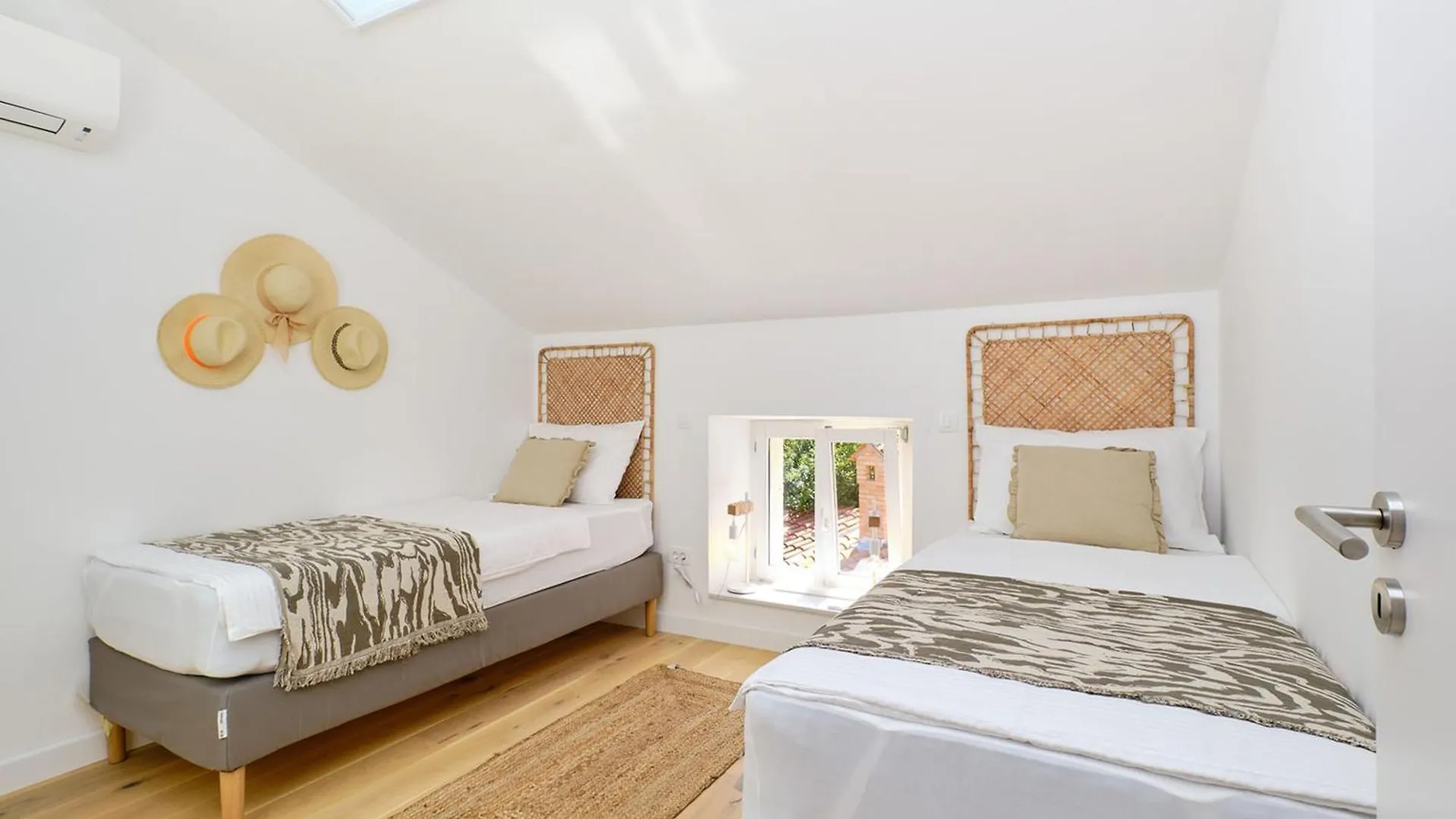Charming Island Villa Alba - Happy Rentals